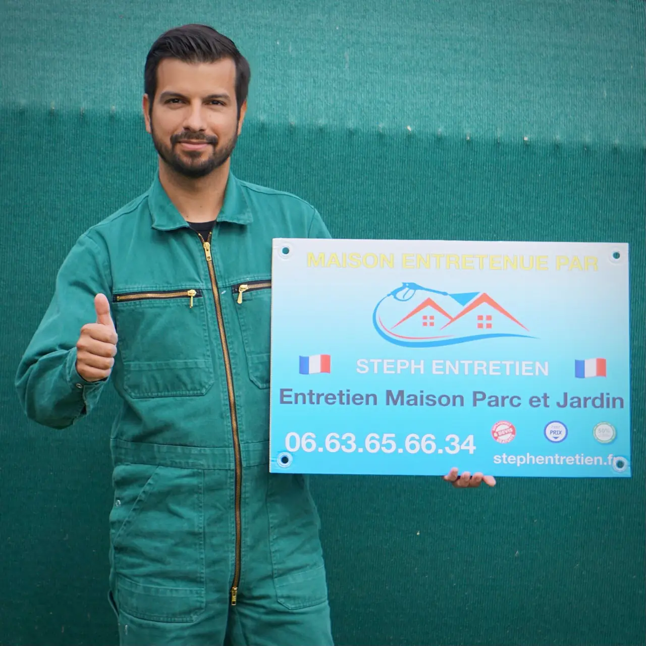Stéphane, de Steph Entretien, devant son panneau de chantier